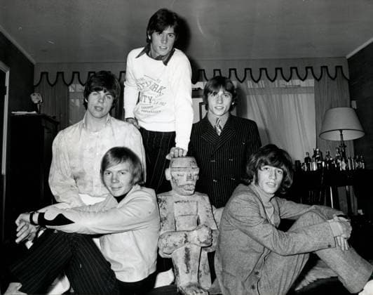 Die Bee Gees 1958 - 2003 13. Mai 1967 London, England, Vereinigtes Königreich Porträt der Rockband The BEE GEES, der Brüder BARRY, MAURICE und ROBIN GIBB und der neuen australischen Mitglieder COLIN PETERSON und VINCE MELOUNEY und eine Miniaturstatue. London London, United Kingdom England United Kingdom *** the Bee Gees 1958 2003 13 May 1967 London, England, United Kingdom Portrait the Rock band The Bee GEES, the Brothers BARRY, Maurice and Robin Gibb and the New Australian Members Colin Peterson and Vince MELOUNEY and a Miniature Statue London London, United Kingdom England United Kingdom  Copyright: xUnitedxArchivesx xkpaxKeystonex 19670513_kts_k09_007