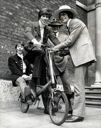 Die Bee Gees 1958 - 2003 13. Mai 1967 – London, England, Vereinigtes Königreich – Porträt der Rockband The BEE GEES, der Brüder BARRY, MAURICE und ROBIN GIBB und des neuen australischen Mitglieds COLIN PETERSON und eines Motorrads. London, Vereinigtes Königreich London, United Kingdom England United Kingdom *** the Bee Gees 1958 2003 13 May 1967 – London, England, United Kingdom – Portrait the Rock band The Bee GEES, the Brothers BARRY, Maurice and Robin Gibb and of New Australian Member Colin Peterson and one Motorcycles London, United Kingdom London, United Kingdom England United Kingdom  Copyright: xUnitedxArchivesx xkpaxKeystonex 19670513_kts_k09_008