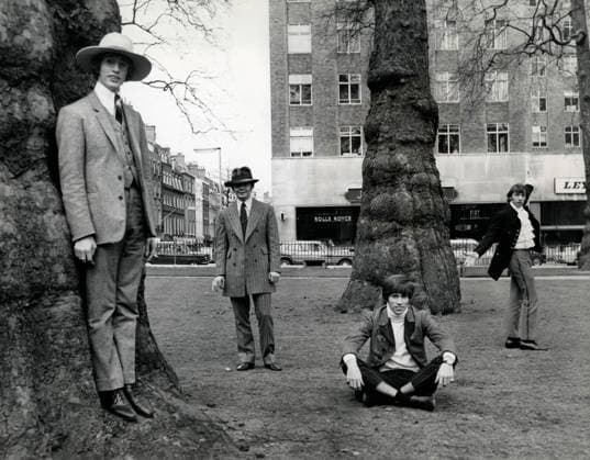 Die Bee Gees 1958 - 2003 13. Mai 1967 - London, England, UK - Rockband The BEE GEES bei einem Fotoshooting im Park, die Brüder BARRY, MAURICE und ROBIN GIBB und das neue australische Mitglied COLIN PETERSON London London, United Kingdom England United Kingdom *** the Bee Gees 1958 2003 13 May 1967 London, England, UK Rock band The Bee Gees at a Photo shoot at Park, the Brothers BARRY, Maurice and Robin Gibb and the New Australian Member Colin Peterson London London, United Kingdom England United Kingdom  Copyright: xUnitedxArchivesx xkpaxKeystonex 19670513_kts_k09_015