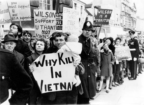 Antikriegskundgebung in London 20. Mai 1967 London, England, Vereinigtes Königreich Der Vietnamkrieg, auch bekannt als Zweiter Indochinakrieg, war ein militärischer Konflikt, der von 1959 bis 1975 in Vietnam ausgetragen wurde. Dabei gerieten Nordvietnamesen und die Nationale Befreiungsfront (NLF) in Konflikt mit US-Streitkräften und der südvietnamesischen Armee. Nachdem die Vietnamesen im Ersten Indochinakrieg für ihre Unabhängigkeit von Frankreich gekämpft hatten, wurde das Land vorübergehend in das kommunistische Nordvietnam und das nichtkommunistische Südvietnam geteilt. Die Vereinigten Staaten engagierten sich in Vietnam, weil amerikanische Politiker gemäß der Dominotheorie glaubten, dass sich der Kommunismus gemäß  Copyright: xUnitedxArchivesx xkpaxKeystonex 19670520_nin_k09_881