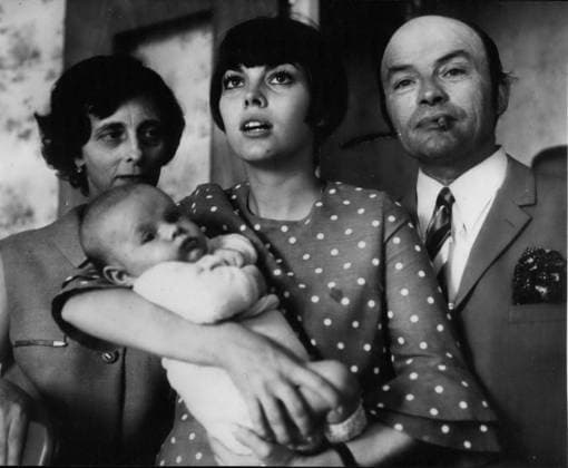 Familien berühmter Persönlichkeiten 6. Juli 1967 - Mireille Mathieu mit Eltern und dreizehnten Bruder, Dorlotant (Bild Kredit:? Keystone Press Agency ZUMA Press Wire) *** Families Famous Personalities 6 July 1967 Mireille Mathieu with Parents and thirteenth Brother, Dorlotant Picture Credit Keystone Press Agency Zuma Press Wire  Copyright: xUnitedxArchivesx xkpaxKeystonex 19670706_baf_k09_004