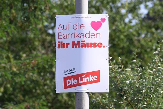 News Themen der Woche KW28 Wahlplakate - Kommunalwahlen 2025 NRW am 09.07.2025 in Oberhausen Ein Wahlplakat der Partei Die Linke mit der Aufschrift: Auf die Barrikaden ihr Mäuse. Bei den Kommunalwahlen in Nordrhein-Westfalen 2025 werden die Volksvertretungen auf Ebene der Gemeinden, Städte und Kreise im Land Nordrhein-Westfalen neu gewählt. Die Kommunalwahlen finden am 14. September 2025 statt. *** Election posters local elections 2025 NRW on 09 07 2025 in Oberhausen An election poster of the party Die Linke with the inscription Auf die Barrikaden ihr Mäuse In the local elections in North Rhine-Westphalia 2025, the peoples representatives will be newly elected at the level of municipalities, cities and districts in the state of North Rhine-Westphalia The local xRx
