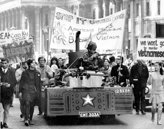 Antikriegskundgebung in London 22. Oktober 1967 London, England, Vereinigtes Königreich Der Vietnamkrieg, auch bekannt als Zweiter Indochinakrieg, war ein militärischer Konflikt, der von 1959 bis 1975 in Vietnam ausgetragen wurde. Dabei gerieten Nordvietnamesen und die Nationale Befreiungsfront (NLF) in Konflikt mit US-Streitkräften und der südvietnamesischen Armee. Nachdem die Vietnamesen im Ersten Indochinakrieg für ihre Unabhängigkeit von Frankreich gekämpft hatten, wurde das Land vorübergehend in das kommunistische Nordvietnam und das nichtkommunistische Südvietnam geteilt. Die Vereinigten Staaten engagierten sich in Vietnam, weil amerikanische Politiker gemäß der Dominotheorie glaubten, dass sich der Kommunismus in g  Copyright: xUnitedxArchivesx xkpaxKeystonex 19671022_nin_k09_883