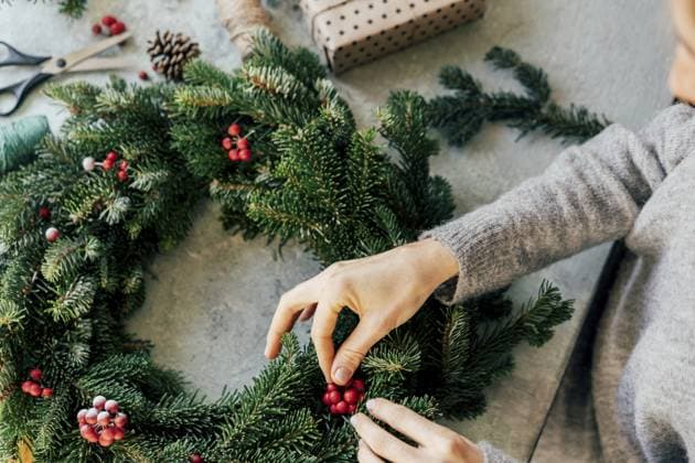 Eine Frau bastelt einen Kranz für Weihnachten. Natürliche natürliche Dekoration, DIY, traditionelles Weihnachtsfest A woman is crafting a wreath for Christmas. Natural natural decoration, DIY, traditional Christmas celebration Copyright: imageBROKER TITOVAxILONA ibxiqx14181170.jpg ,model released, Symbolfoto ,property released