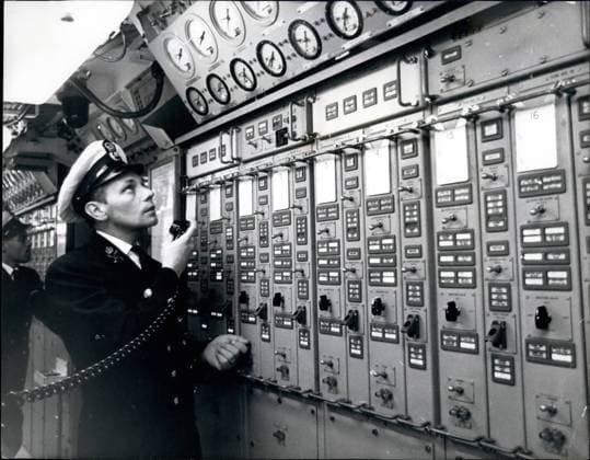 Boote Segeln Schiffe 12. Dezember 1967 – Großbritanniens erstes Polaris-U-Boot Resolution für 52 Millionen Pfund wird der Royal Navy übergeben: HMS Resolution, Großbritanniens erstes Polaris-U-Boot, wurde heute bei der Royal Navy in Dienst gestellt. Das für 52 Millionen Pfund gebaute U-Boot ist mit 16 Polaris-Raketen und sechs 21-Zoll-Torpedorohren ausgestattet. Es hat zwei Kapitäne und zwei Besatzungsmitglieder und ist das erste Schiff der Marine mit Doppelbesatzung. Jede Besatzung verbringt zwei Monate auf See auf Patrouille, die meiste Zeit unter Wasser. Das Foto zeigt Chefelektriker Rodney Frostick am Bedienfeld, dem Nervenzentrum für den Abschuss der Polaris-Raketen auf der HMS Resolution. Das Bild wurde heute bei der Vickers Shi  Copyright: xUnitedxArchivesx xkpaxKeystonex 19671212_baf_k09_071