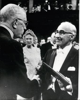Erben Erbin Mitglieder des Königshauses Prominente 12. Dezember 1967 – Nobelpreisverleihung in Stockholm: Bei einer Zeremonie im Stockholmer Konzerthaus am Sonntag (10. Dezember) überreichte König Gustav Adolf von Schweden die diesjährigen Nobelpreise. Die Zeremonie fand am 71. Todestag des Erfinders und Industriellen Alfred Nobel statt. Das Foto zeigt Prof. George Wald (USA), Mitgewinner des Medizinpreises, bei der Preisübergabe durch König Gustav Adolf von Schweden. *** Heirs Heiress Members of Royal Family Celebrities 12 December 1967 – Nobel Prize ceremony in Stockholm at a Ceremony at Stockholm Konzerthaus on Sunday 10 December presented King Gustav Adolf from Sweden the this year s Nobel Prizes the Ceremony found on 71 Date  Copyright: xUnitedxArchivesx xkpaxKeystonex 19671212_baf_k09_149