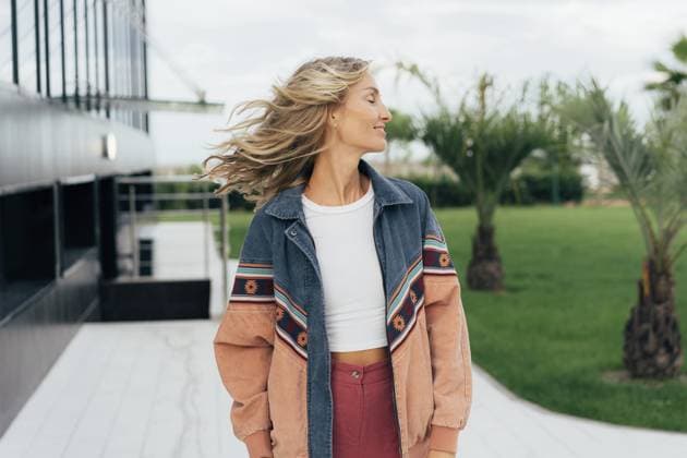 Creative Highlights Symbolbilder Porträt einer Frau mit wehendem blondem Haar Porträt einer Frau mit wehendem blondem Haar Copyright: imageBROKER TITOVAxILONA ibxiqx14181918.jpg ,model released, Symbolfoto ,property released