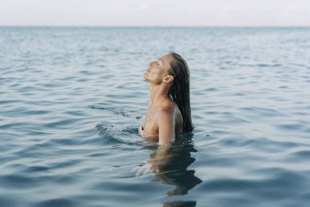 Creative Highlights Symbolbilder Eine schöne Frau taucht aus dem Meerwasser auf. Glückselige Frau schwimmt im Meer in Freude Eine schöne Frau taucht aus dem Meerwasser auf. Glückselige Frau schwimmt im Meer in Freude Copyright: imageBROKER TITOVAxILONA ibxiqx14184604.jpg ,model released, Symbolfoto ,property released