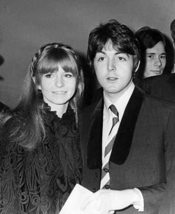 Der Beatles-Sänger und Songwriter Paul McCartney 1942 - 5. Januar 1968 London, England, Vereinigtes Königreich Sänger und Songwriter PAUL McCARTNEY, Mitglied der englischen Rockband The Beatles, einer der erfolgreichsten und beliebtesten Musikgruppen der Geschichte. IM BILD: Paul McCartney und seine Freundin JANE ASHER kommen im London Pavillion an, um an der Weltpremiere des Films Here We Go Round The Mullberry Bush teilzunehmen. London England UK *** the Beatles Singers and Songwriter Paul McCartney 1942 5 January 1968 London, England, United Kingdom Singers and Songwriter Paul McCARTNEY, Member the English Rock band The Beatles, a the most successful and most popular Music groups the History at Picture Paul McCartne  Copyright: xUnitedxArchivesx xkpaxKeystonex 19680105_sha_k09_515