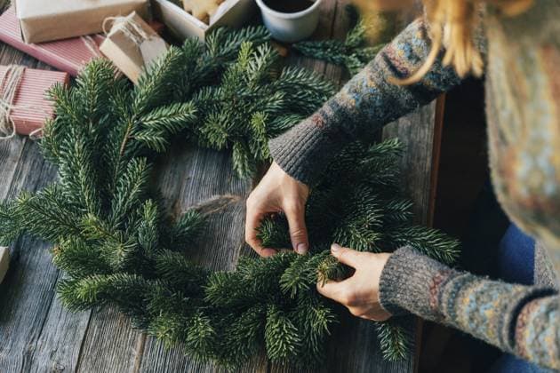 Eine unerkennbare Frau macht einen Tannenkranz An unrecognizable woman makes a Christmas fir wreath Copyright: imageBROKER TITOVAxILONA ibxiqx14184703.jpg ,model released, Symbolfoto ,property released