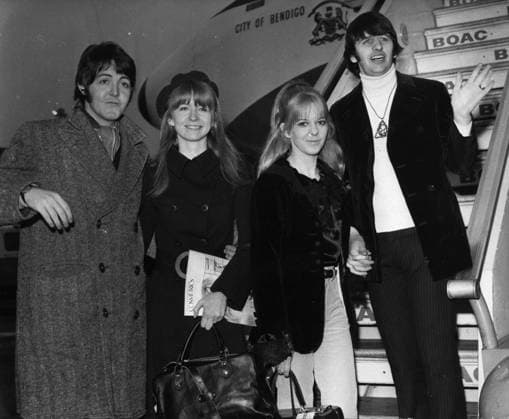 Bands Komponisten Instrumente Musiker Oper Orchester Schallplatten Sänger Songwriter Symphonien 2. Februar 1968 Beatles auf dem Weg nach Indien: Die Beatles Paul McCartney und Ringo Starr verließen heute den Londoner Flughafen, um sich den anderen Beatles, John Lennon und George Harrison, für zwei Monate zur Meditation an der Maharishi-Akademie am Fuße des Himalaya in Indien anzuschließen. Mit ihnen reisten Pauls Freundin Jane Asher und Ringos Frau Maureen. Foto: An der Treppe des Flugzeugs vor der Abreise heute (v.l.n.r.): Paul McCartney, seine Freundin Jane Asher; Ringo Starrs Frau Maureen und Ringo Starr. *** Bands Composers Instruments musicians Opera Orchestra Records Singers Songwriter Symphonies 2 Febr  Copyright: xUnitedxArchivesx xkpaxKeystonex 19680202_baf_k09_014
