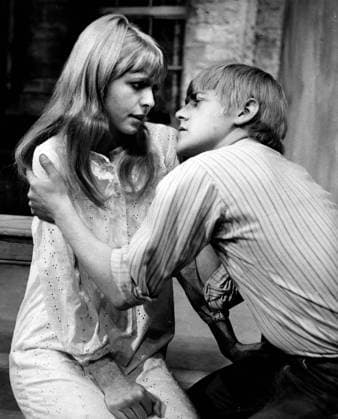 Schauspielerin Jane Asher 1946 - 9. Juni 1968 – London, England, Großbritannien – Heute fand ein Fototermin für das neue Theaterstück Summer mit der Schauspielerin Jane Asher statt. Summer , das morgen (10. Juli) im Fortune Theatre Premiere feiert, hat vier Schauspieler. Zwei von ihnen, Bryan Pringle und Brian Murphy, spielen wichtige Rollen als Katzen. Im Bild: Jane als Lorette in einer Szene mit Malcolm Patton, der ihren Bruder Simon spielt. London England UK *** Actress Jane Asher 1946 9 June 1968 – London, England, Great Britain – Today found a Photo session for the New Play Summer with the Actress Jane Asher instead of Summer , the Tomorrow 10 July at Fortune Theatre Premiere celebrates, has four Actors Two from them, Bryan PR  Copyright: xUnitedxArchivesx xkpaxKeystonex 19680609_mab_k09_579