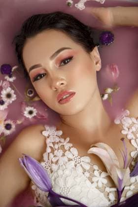 Creative Highlights Symbolbilder Schönes Porträt einer Frau mit Blumen und Blütenblättern in Rosenwasser. Gesichtskosmetik, die die Haut mit Feuchtigkeit versorgt Beautiful portrait of a woman with flowers and petals in rose water. Facial cosmetics that moisturize the skin Copyright: imageBROKER AzatxA.J.Photos ibxiqx14029438.jpg ,model released, Symbolfoto ,property released
