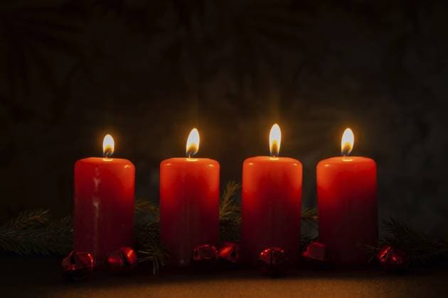Vorbereitung auf das neue Jahr und Weihnachten. Vier rote Adventskerzen brennen in einem dunklen Raum. Handgemachte umweltfreundliche Dekoration. Nachhaltige Weihnachtsdekoration. Raum kopieren New year and Christmas preparation. Four red advent candles burning in dark room. Handmade eco-friendly decor. Sustainable Christmas decoration. Copy space Copyright: imageBROKER AnastasiiaxYanishevs ibxiqx14048455.jpg
