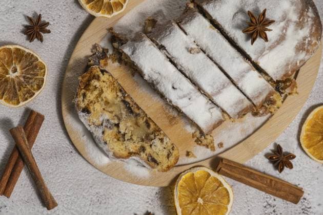 Slices of Homemade Christmas traditionellen Kuchen Kuchen mit Marzipan Nüsse und getrocknete Früchte Gebäck Dessert Stollen. Winterferien Saison Atmosphäre. Köstliche leckere Zusammensetzung nach Hause Tisch Einstellung Textfreiraum Slices of Homemade Christmas traditional cake pie with marzipan nuts and dried fruits pastry dessert stollen. Winter holidays season atmosphere. Delicious tasty composition home table setting Copy space Copyright: imageBROKER AnastasiiaxYanishevs ibxiqx14048644.jpg