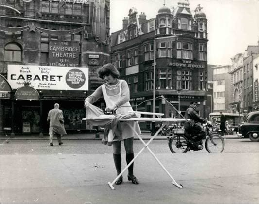 Vereinigtes Königreich Irland 11. November 1968 – Catering für Linkshänder. Anything Left Handed Limited – ein Geschäft für Linkshänder – eröffnete heute in der Shaftesbury Avenue 140a. KEYSTONE-FOTOS ZEIGT: Die 19-jährige Kim Braden, linkshändige Tochter des Fernsehstars Bernard Braden, probiert heute im Cambridge-Kreis ein linkshändiges Bügeleisen und Bügelbrett aus. *** United Kingdom Ireland 11 November 1968 – Catering for Left-handed Anything left handed Limited – a Shop for Left-handed – opened Today in the Shaftesbury Avenue 140a Keystone Photos shows the 19 year Kim Braden, Left Subsidiary of TV Stars Bernard Braden, Try Today at Cambridge District a linkshändiges Iron and Ironing board from  Copyright: xUnitedxArchivesx xkpaxKeystonex 19681111_baf_k09_094