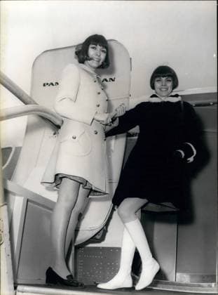 Bands Komponisten Instrumente Musiker Oper Orchester Schallplatten Sänger Songwriter Symphonien 12. Dezember 1968 Auf nach Tahiti. Mireille Mathieu verließ gestern Paris mit Ziel Hollywood und Tahiti. In Hollywood wird die berühmte junge Sängerin eine kurze Farbsequenz für Zanuck spielen. Mireille Mathieu (rechts) mit ihrer Schwester Dominique vor dem Einsteigen ins Flugzeug. 20. Dezember 1968 *** Bands Composers Instruments musicians Opera Orchestra Records Singers Songwriter Symphonies 12 December 1968 at to Tahiti Mireille Mathieu left yesterday Paris with Objective Hollywood and Tahiti in Hollywood will the famous Boy Singer a Short Color sequence for Zanuck Play Mireille Mathieu right with their Sister  Copyright: xUnitedxArchivesx xkpaxKeystonex 19681212_baf_k09_138