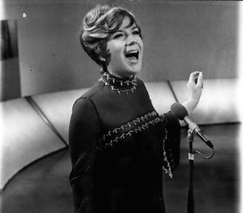 Bands Komponisten Instrumente Musiker Oper Orchester Schallplatten Sänger Songwriter Symphonien 2. Februar 1969 - Vikki Carr kommt für ihre eigene Fernsehserie nach Großbritannien: Die amerikanische Sängerin Vikki Carr ist hier angekommen, um an ihrer eigenen Fernsehserie für London Weekend Television und Konzerten in großen britischen Städten teilzunehmen. Bild zeigt: Vikki Carr im Bild während der Proben für ihre eigene Show bei London Weekend TV. *** Bands Composers Instruments musicians Opera Orchestra Records Singers Songwriter Symphonies 2 February 1969 Vikki Carr comes for their own TV series to Great Britain the American Singer Vikki Carr is here arrived, at to their own TV series for London Weekend Televisio  Copyright: xUnitedxArchivesx xkpaxKeystonex 19690202_baf_k09_043