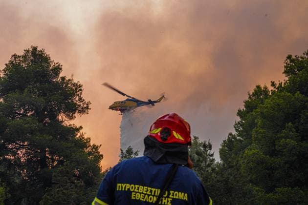 News Themen der Woche KW28 July 9, 2025, Athens, Athens, Greece: Firefighting forces during the wildfire in Asprochori, Oropos, Attica on July 9, 2025. Athens Greece - ZUMAa226 20250709_zip_a226_025 Copyright: xGiorgosxArapekosx