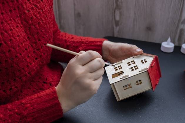 Meisterklasse der Herstellung von Handwerk Holzhäuser für gewissenhafte Merry Christmas Dekor. Nachhaltige Feier minimal verantwortlich DIY Urlaub Projekt. Schritt für Schritt Anleitung Festliche moderne Dekorationen Master class of making craft wooden houses for conscientious Merry Christmas decor. Sustainable celebration minimal responsible DIY holiday project. Step by step instruction Festive modern decorations Copyright: imageBROKER AnastasiiaxYanishevs ibxiqx14048614.jpg ,model released, Symbolfoto ,property released