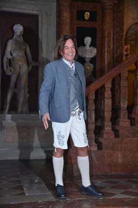 Juergen DREWS, in Lederhosen,Tracht, Einzelbild,Freisteller,Ganzkoerperaufnahme,ganze Figur. Verleihung Bayerischer Verdienstorden im Antiquariat der Residenz in Muenchen am 09.07.2025
