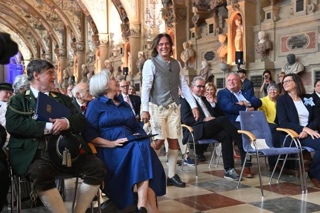 Juergen DREWS in Lederhosen,Tracht. Verleihung Bayerischer Verdienstorden im Antiquariat der Residenz in Muenchen am 09.07.2025