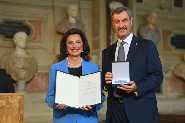 Uschi DAEMMRICH VON LUTTITZ erhaelt von Markus SOEDER (Ministerpraesident Bayern und CSU Vorsitzender) den Bayerischen Verdienstorden. Verleihung Bayerischer Verdienstorden im Antiquariat der Residenz in Muenchen am 09.07.2025