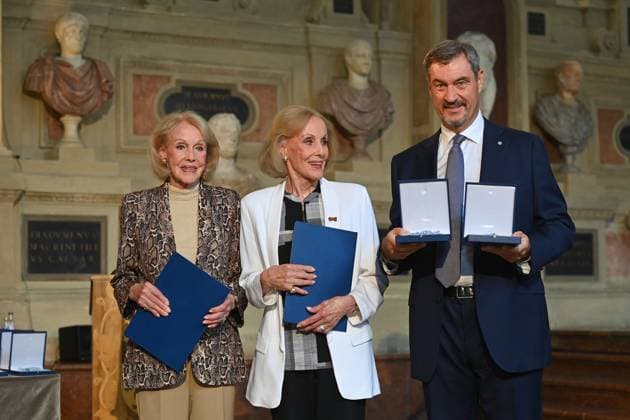 Alice und Ellen KESSLER (Diie Kessler Zwillinge) erhalten von Markus SOEDER (Ministerpraesident Bayern und CSU Vorsitzender) den Bayerischen Verdienstorden. Verleihung Bayerischer Verdienstorden im Antiquariat der Residenz in Muenchen am 09.07.2025 *** Alice and Ellen KESSLER The Kessler twins receive the Bavarian Order of Merit from Markus SOEDER State Premier of Bavaria and CSU Chairman Bavarian Order of Merit Award Ceremony in the Antiquariat of the Residence in Munich on 09 07 2025