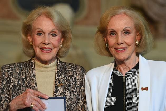 Alice und Ellen KESSLER (Diie Kessler Zwillinge). Verleihung Bayerischer Verdienstorden im Antiquariat der Residenz in Muenchen am 09.07.2025