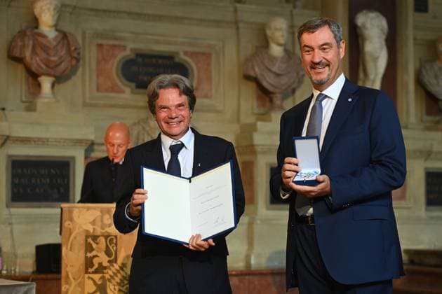 Michael KAEFER erhaelt von Markus SOEDER (Ministerpraesident Bayern und CSU Vorsitzender) den Bayerischen Verdienstorden. Verleihung Bayerischer Verdienstorden im Antiquariat der Residenz in Muenchen am 09.07.2025