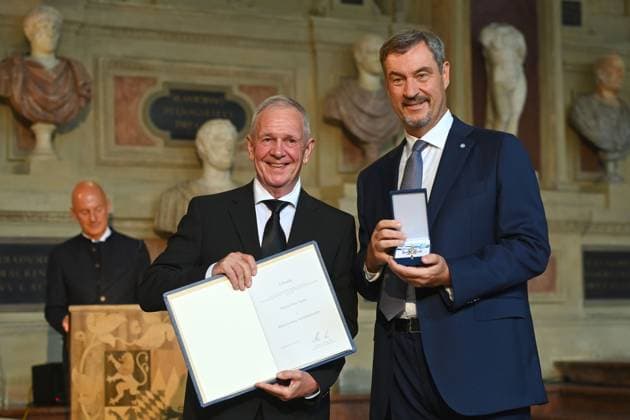 Fritz EGNER erhaelt von Markus SOEDER (Ministerpraesident Bayern und CSU Vorsitzender) den Bayerischen Verdienstorden. Verleihung Bayerischer Verdienstorden im Antiquariat der Residenz in Muenchen am 09.07.2025