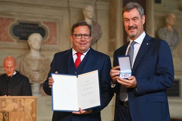 Robert POELZER erhaelt von Markus SOEDER (Ministerpraesident Bayern und CSU Vorsitzender) den Bayerischen Verdienstorden. Verleihung Bayerischer Verdienstorden im Antiquariat der Residenz in Muenchen am 09.07.2025