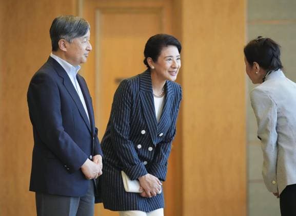 Entertainment Themen der Woche KW28 Japan emperor s state visit to Mongolia Japanese Emperor Naruhito (L) and Empress Masako greet a representative from the Japanese community in Ulaanbaatar on July 9, 2025, during their state visit to Mongolia. (Pool photo)  A14AA0004715433P