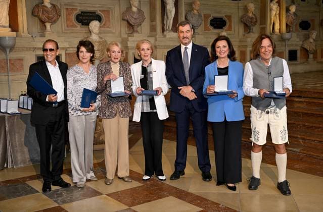 Michael Holm, Janina Hartwig, Alice und Ellen Kessler, Markus Söder, Uschi Dämmrich von Luttitz, Jürgen Drews Bayerischer Verdienstorden im Antiquarium der Residenz in München am 9. Juli 2025
