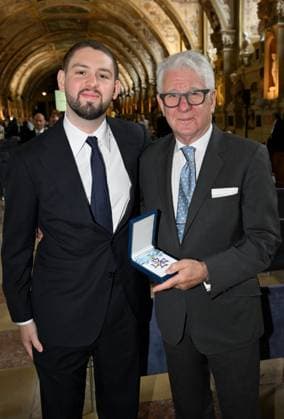 Marcel Reif und Sohn Tim Bayerischer Verdienstorden im Antiquarium der Residenz in München am 9. Juli 2025