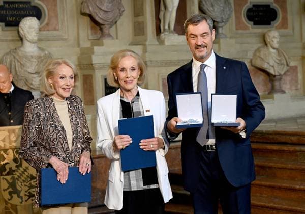 Alice und Ellen Kessler, Markus Söder Bayerischer Verdienstorden im Antiquarium der Residenz in München am 9. Juli 2025