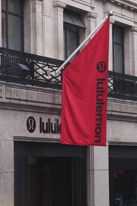 Daily Life And Economy In London Lululemon logo is seen in London, Great Britain on July 9, 2025. London United Kingdom  Copyright: xJakubxPorzyckix originalFilename: 1063984941st.jpg