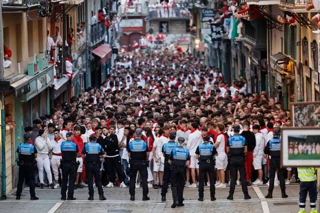 News Themen der Woche KW28 July 10, 2025, Pamplona, Navarre, Spain: People take part in the traditional encierro (bull-run) of the San Fermin Festival in Pamplona, Spain on July 10, 2025. The bull-running fiesta is held annually from 06 to 14 July in commemoration of the city s patron saint. Visitors from all over the world attend the festival. Many of them physically participate in the highlight event - the running of the bulls, or encierro - where they attempt to outrun the animals along a route through the narrow streets of Pamplona s old city. Pamplona Spain - ZUMAa206 20250710_zsp_a206_017 Copyright: xRubenxAlbarranx