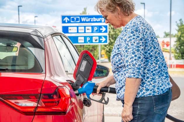 Autobahntankstelle an der A7, Kundin tankt Super E5, Nähe Fulda, Juli 2025 Deutschland, Nähe Fulda, Juli 2025, Frau tankt Super E5, an einer Autobahntankstelle, A7 Nähe Fulda, Hand an der Zapfpistole, Aral Tankstelle, Audi A1, bleifreies Benzin E5 und E10, Symbolfoto Benzinpreis, Energiepreis, Benzin, Kraftstoff, fossile Energien, Verbrenner, Sommer, Ferienbeginn, Energie, Hessen *** Freeway filling station on the A7, customer fills up with Super E5, near Fulda, July 2025 Germany, near Fulda, July 2025, woman fills up with Super E5, at a freeway filling station, A7 near Fulda, hand on the nozzle, Aral filling station, Audi A1, unleaded petrol E5 and E10, symbol photo petrol price, energy price, petrol, fuel, fossil fuels, combustion engi