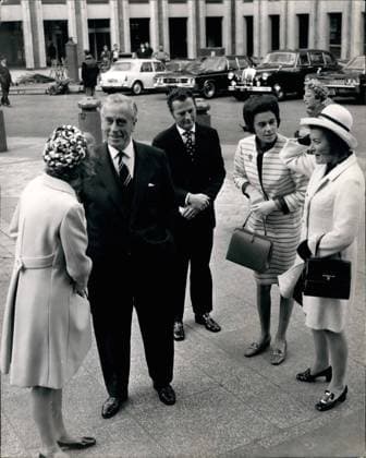 Erben Erbin Mitglieder des Königshauses Prominente 5. Mai 1969 – Jubiläumsgottesdienst des Save the Children Fund: Der Dankgottesdienst fand heute in der St. Paul s Cathedral statt. Das Foto zeigt Lord Louis Mountbatten, einen Freund (links), heute in St. Paul s – mit (von links nach rechts): Mr. David Hicks; Lady Brabourne und Lady Pamela Hicks. *** Heirs Heiress Members of Royal Family Celebrities 5 May 1969 – Anniversary service of Save The Children Fund the Thanksgiving service found Today in the St Paul S Cathedral instead of the Photo shows Lord Louis Mountbatten, a Friend left , Today in St Paul S – with from left to right Mr David Hicks Lady Brabourne and Lady Pamela Hicks  Copyright: xUnitedxArchivesx xkpaxKeystonex 19690505_baf_k09_043