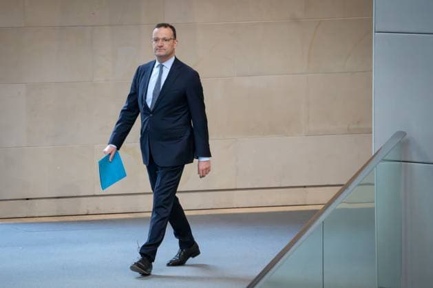 News Themen der Woche KW28 Deutscher Bundestag, 18. Plenarsitzung Jens Spahn (CDU) betritt das Plenum bei der 18. Sitzung des Deutschen Bundestag in Berlin, 10.07.2025 Berlin Berlin Deutschland *** German Bundestag, 18 plenary session Jens Spahn CDU enters the plenary at the 18 session of the German Bundestag in Berlin, 10 07 2025 Berlin Berlin Germany