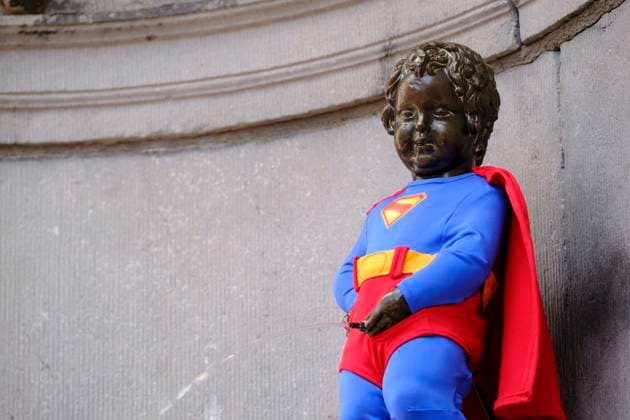 News Themen der Woche KW28 Manneken Pis Dressed as Superman for Film Release - Brussels The Manneken Pis wearing a Superman costume, to coincide with the release of James Gunn s eponymous blockbuster is seen on July 9, 2025 in Brussels, Belgium. - Photo by Monasse T ANDBZ ABACAPRESS.COM Brussels Brussels-Capital Belgium  Copyright: xMonassexThierry ANDBZ ABACAx