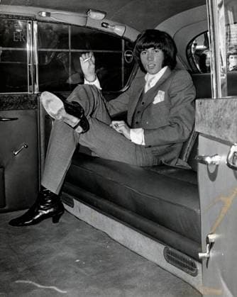 Die Bee Gees 1958 - 2003 19. Juni 1969 – London, England, Vereinigtes Königreich – Der Leadsänger der BEE GEES, BARRY GIBB, wurde mit einer Geldstrafe belegt, weil er beim Kauf einer Uhr für seine Freundin Zollgebühren hinterzogen hatte. London England United Kingdom *** the Bee Gees 1958 2003 19 June 1969 – London, England, United Kingdom – the Lead singer the Bee GEES, Barry GIBB, was with a Fine occupied, because he at Purchase a Clock for its Girlfriend Customs duties evaded had London England United Kingdom  Copyright: xUnitedxArchivesx xkpaxKeystonex 19690619_kts_k09_017
