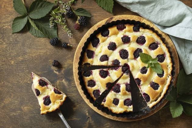 Hausgemachter Brombeerkuchen. Veganes glutenfreies Gebäck, vegane Desserts. Süßer Kuchen mit Brombeeren und Pudding auf dem Holztisch. Blick von oben Homemade blackberry pie. Vegan gluten-free pastry, vegan desserts. Sweet pie with blackberry and custard on wooden table. View from above Copyright: imageBROKER ELENAxHRAMOVA ibxiqx14178356.jpg
