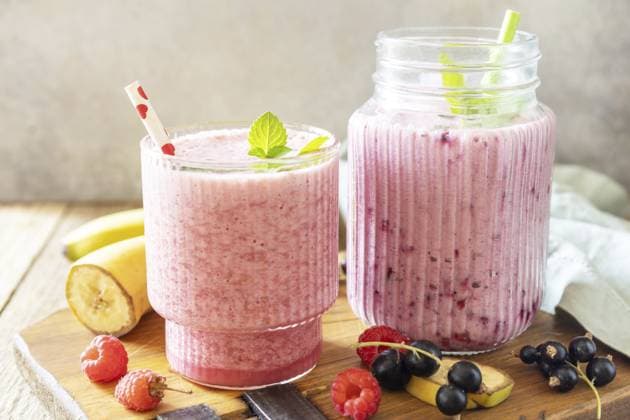 Set von frischen verschiedenen leckeren Milchshakes oder Smoothies mit frischen Beeren auf einem rustikalen Hintergrund. Himbeeren und schwarze Johannisbeeren Set of fresh various delicious milkshakes or smoothies with fresh berries on a rustic background. Raspberries and black currant Copyright: imageBROKER ELENAxHRAMOVA ibxiqx14178513.jpg