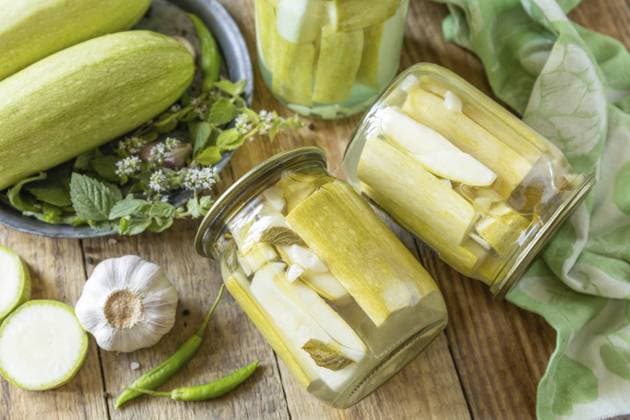 Gesunde hausgemachte fermentierte Lebensmittel. Eingelegte Zucchini mit Minze, eingemacht in Glasgefäß Hauswirtschaft, Konservierung der Herbsternte Healthy homemade fermented food. Pickled zucchini with mint preserved canned in glass jar. Home economics, autumn harvest preservation Copyright: imageBROKER ELENAxHRAMOVA ibxiqx14179314.jpg