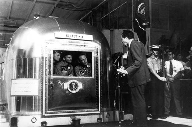 Astronaut Kometen NASA Weltraum Raumschiff UFOs 29. Juli 1969 Wasserung von Apollo 11: Die Apollo-11-Astronauten (v. l. n. r.) Neil Armstrong, Michael Collins und Edwin Aldrin lauschen in ihrer mobilen Quarantäneeinrichtung an Bord der USS Mormet der Begrüßung durch Präsident Richard M. Nixon. Der Präsident sprach über ein Mikrofon mit den Mondforschern, nachdem diese 900 Meilen südwestlich von Hawaii aus dem Pazifik geborgen worden waren. Ihr Quarantäneanhänger wurde in Hawaii ausgeladen und an Bord eines Flugzeugs zum bemannten Raumfahrtzentrum in Houston, Texas, gebracht. Dort verbrachten die Astronauten den Rest ihrer 21-tägigen Quarantänezeit im Lunar Receiving Laboratory, wo Ärzte und Wissenschaftler die Flug  Copyright: xUnitedxArchivesx xkpaxKeystonex 19690729_baf_k09_004