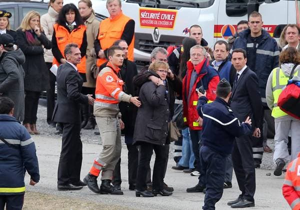 Les proches et les membres des familles des victimes du crash du vol de la compagnie Germanwings sont venus se recueillir lors d une cérémonie commémorative à Le Vernet, le 26 mars 2015. L airbus A320 de la compagnie Germanwings s est crashé le 24 mars 2015 , entraînant la mort de 150 personnes dont 45 espagnols et 67 allemands Relatives of the Germanwings Airbus A320 crash victims gather by a stele during a wreath-laying and remembrance ceremony in village of Le Vernet on March 26, 2015. A German Airbus A320 of the low-cost carrier Germanwings crashed on March 24, killing all 150 people on board. ( 45 spanish people and 67 german people) Le Vernet France Copyright: xDOMINIQUExJACOVIDESx xBESTIMAGExDOMINIQUExJACOVIDESx xBESTIMAGEx