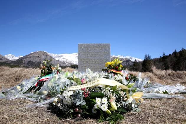 Info - 5e anniversaire du crash de l A320 de la Germanwings le 24 mars 2020 - La stèle à la mémoire des victimes de la catastrophe aérienne du 24 mars 2015 dressée par les autorités françaises à Le Vernet, le 27 mars 2015, près de l endroit du crash. 150 personnes sont mortes lors du crash du vol 4U9525 de la compagnie Germanwings qui relayait Barcelone à Düsseldorf dans les Alpes du sud. French authorities installed a monument to honour the victims of Germanwings flight 4U9525 in front the mountain where the plane crashed in Le Vernet, France, on March 27, 2015.The Germanwings flight 4U9525 from Barcelona to Dusseldorf crashed in Southern French Alps on March 24, 2015. Le Vernet France Copyright: xDOMINIQUExJACOVIDESx xBESTIMAGExDOMINIQUExJACOVIDESx xBESTIMAGEx