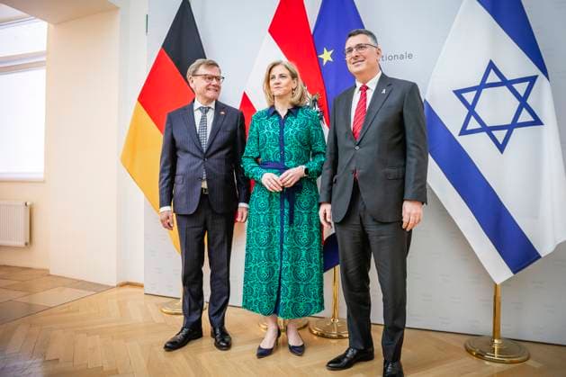 News Themen der Woche KW28 (L-R) Johann Wadephul (CDU), Bundesaussenminister, trifft Beate Meinl-Reisinger, Aussenministerin von Oesterreich, und Gideon Sa™ar, Aussenminister von Israel, zu einem Gespraech in Wien, 10.07.2025. Fotografiert im Auftrag des Auswaertigen Amtes Wien Oesterreich *** L R Johann Wadephul CDU , Federal Foreign Minister, meets Beate Meinl Reisinger, Foreign Minister of Austria, and Gideon Sa™ar, Foreign Minister of Israel, for talks in Vienna, 10 07 2025 Photographed on behalf of the Federal Foreign Office Vienna Austria Copyright: xJulianexSonntag AAx